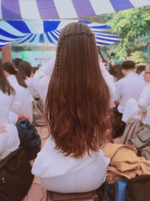 Phía sau lưng cô gái đội mũ rộng vành