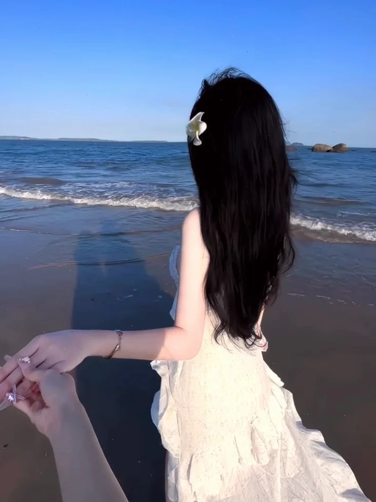Phía sau lưng cô gái dưới ánh hoàng hôn