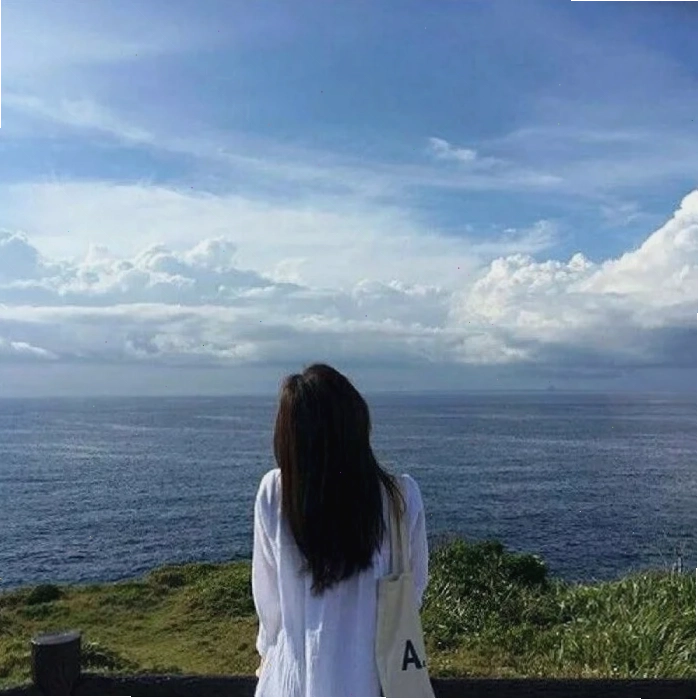 Phía sau lưng cô gái ngồi đọc sách