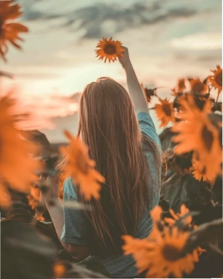 Phía sau lưng cô gái ngồi trên bãi cát