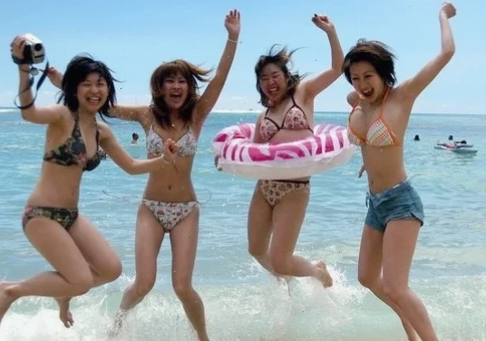 Phong cách người xấu mặc bikini táo bạo