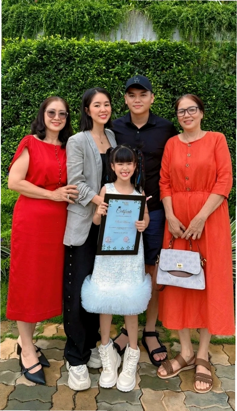 Hồ bơi khách sạn Sân sau trong hình ảnh gái vũ trường