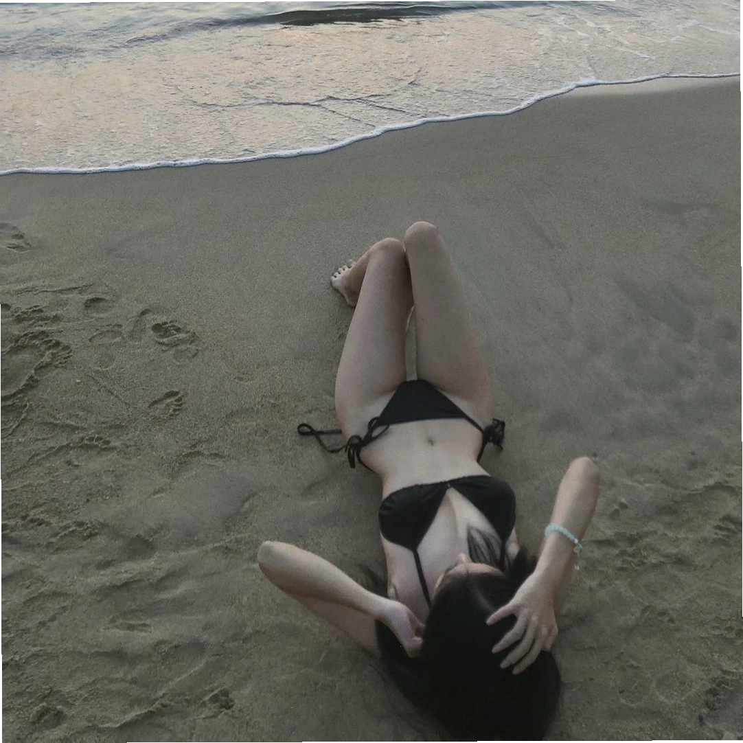 thiếu nữ bikini màu be dưới dừa