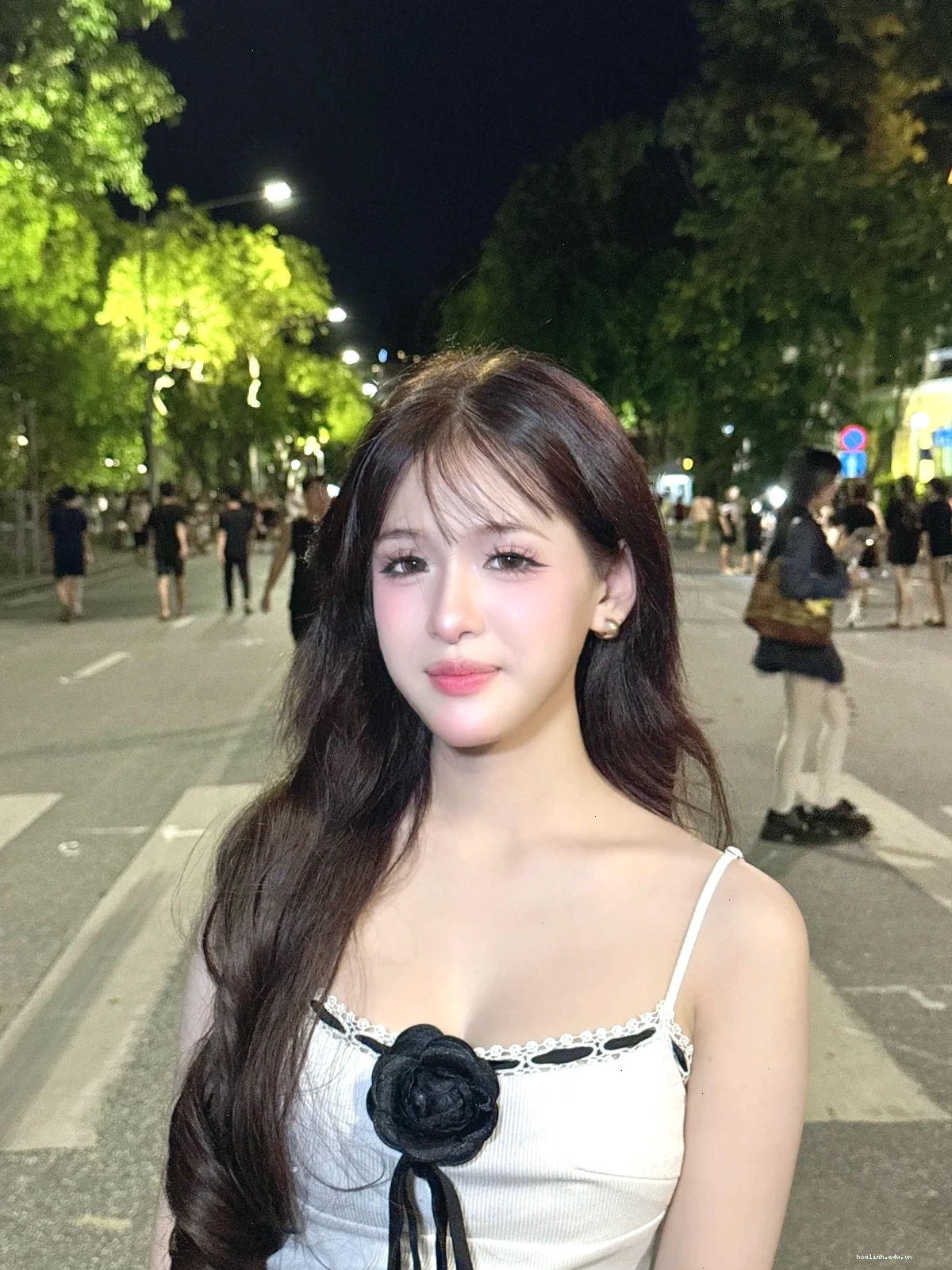 Thiếu nữ đeo kính