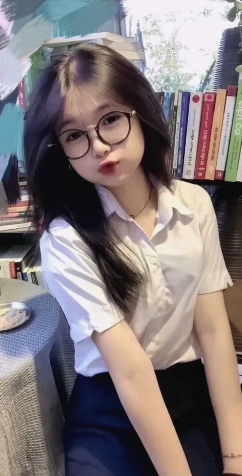 Thiếu nữ đội mũ trắng