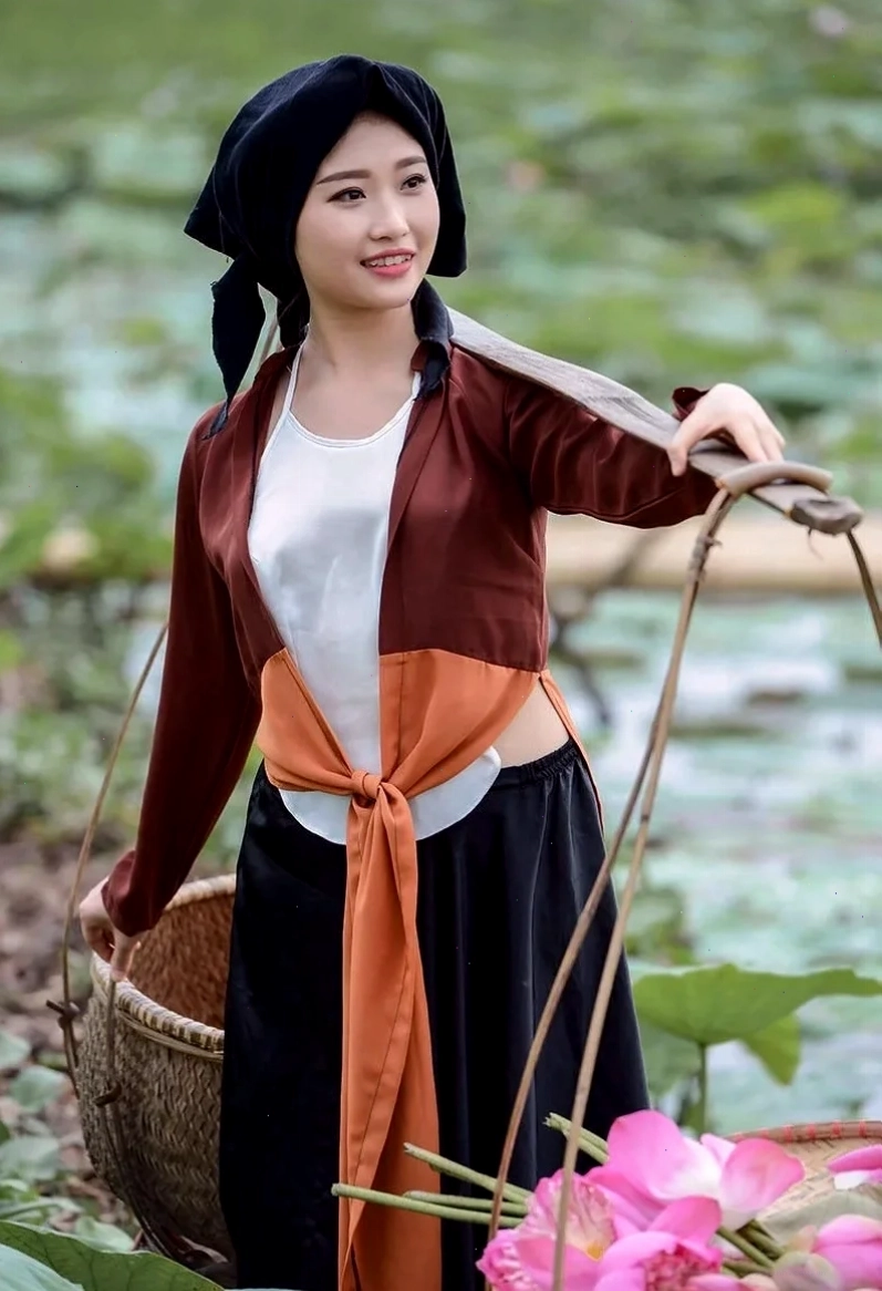 Thiếu nữ Hà thành xưa duyên dáng với dải yếm