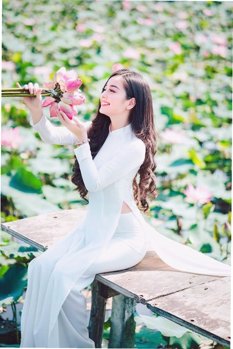 thiếu nữ mặc áo dài