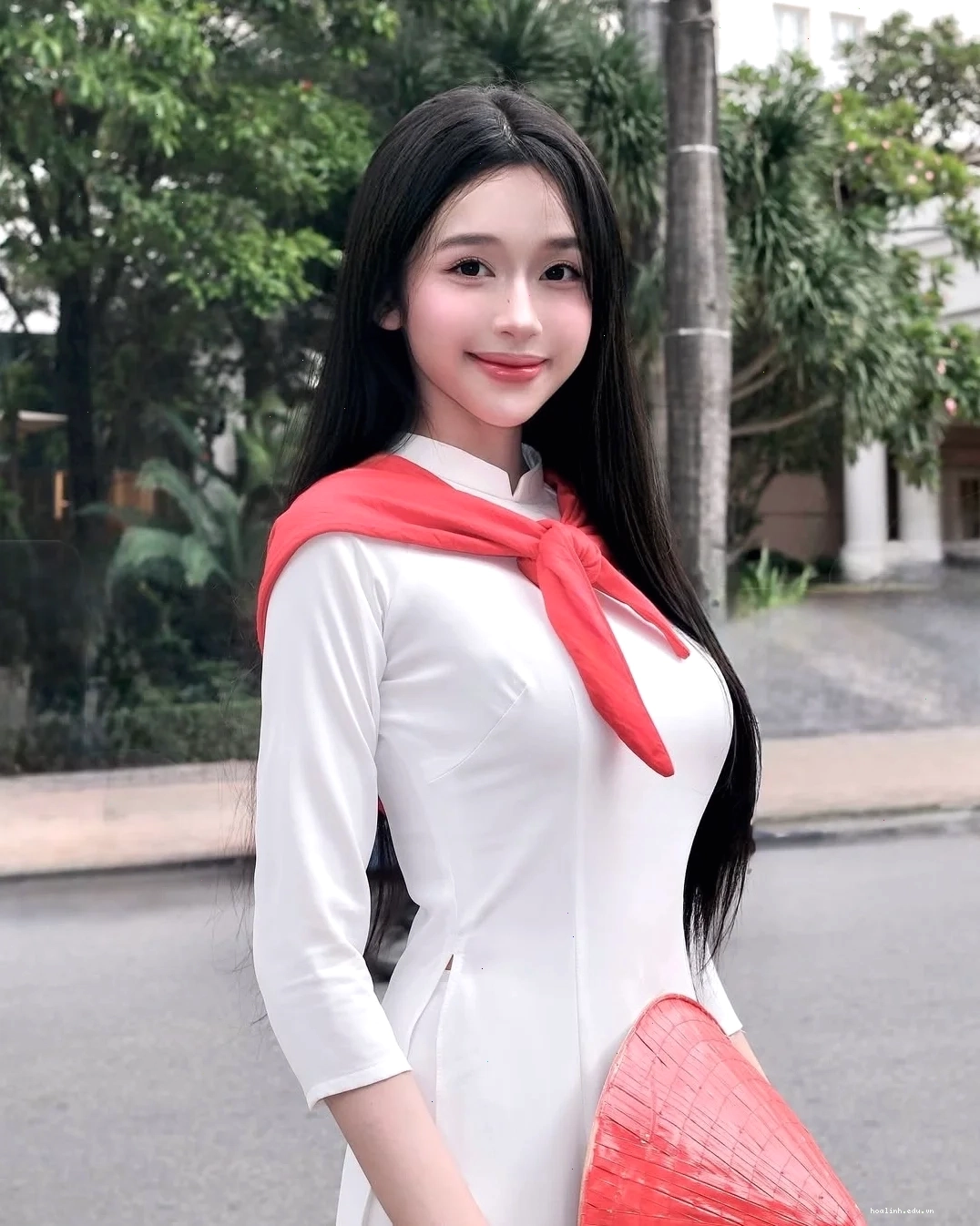 thiếu nữ mặc áo dài
