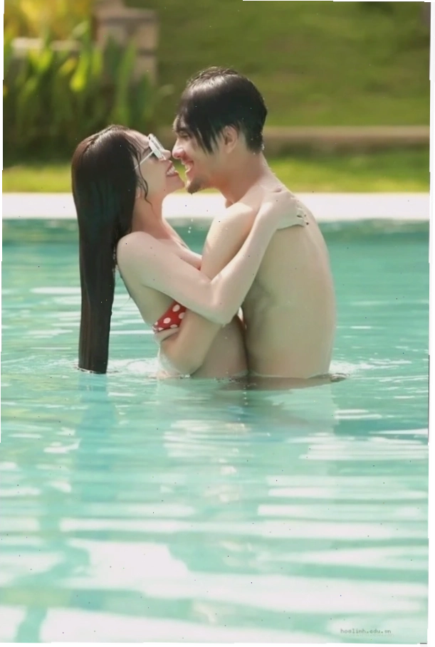 trai hôn gái mặc bikini