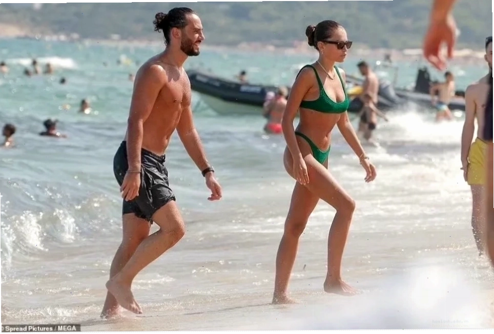 trai hôn gái mặc bikini