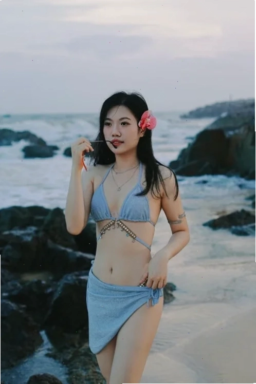 trai hôn gái mặc bikini