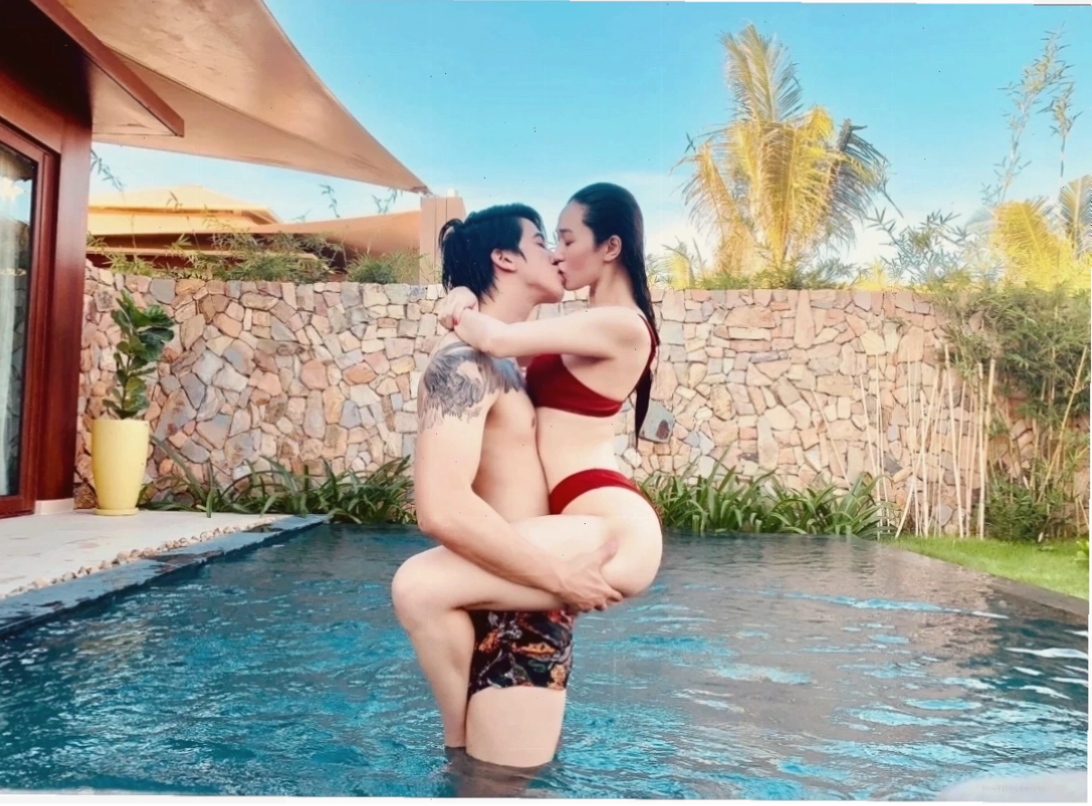 trai hôn gái mặc bikini