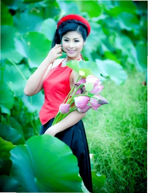 Vẻ đẹp kiêu sa của cô gái mặc yếm đào